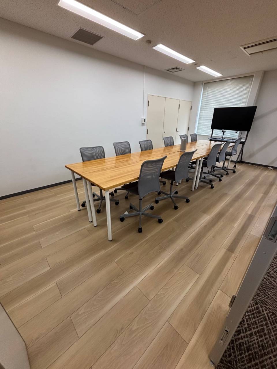 現オフィス会議室　床工事