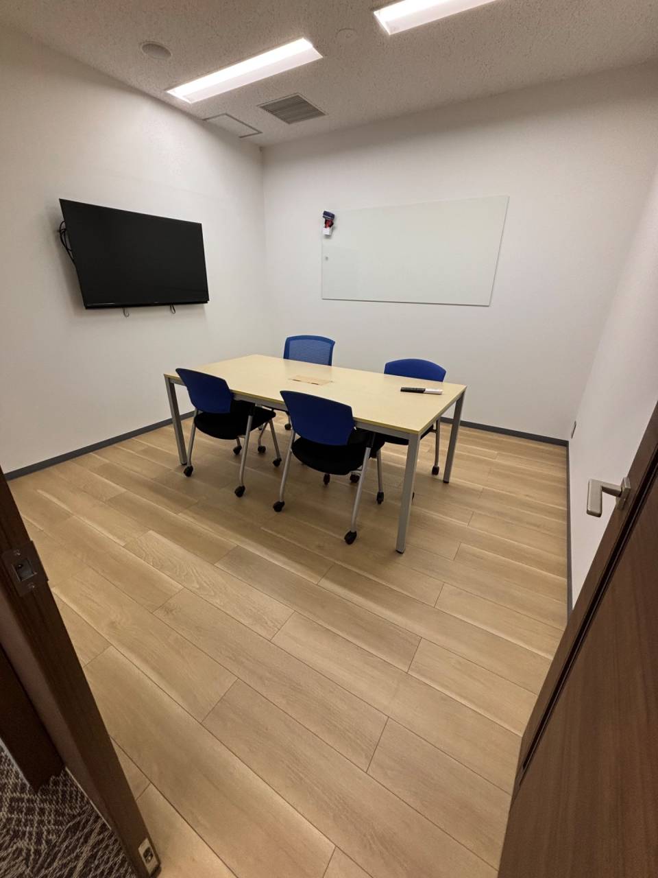 現オフィス会議室　床工事