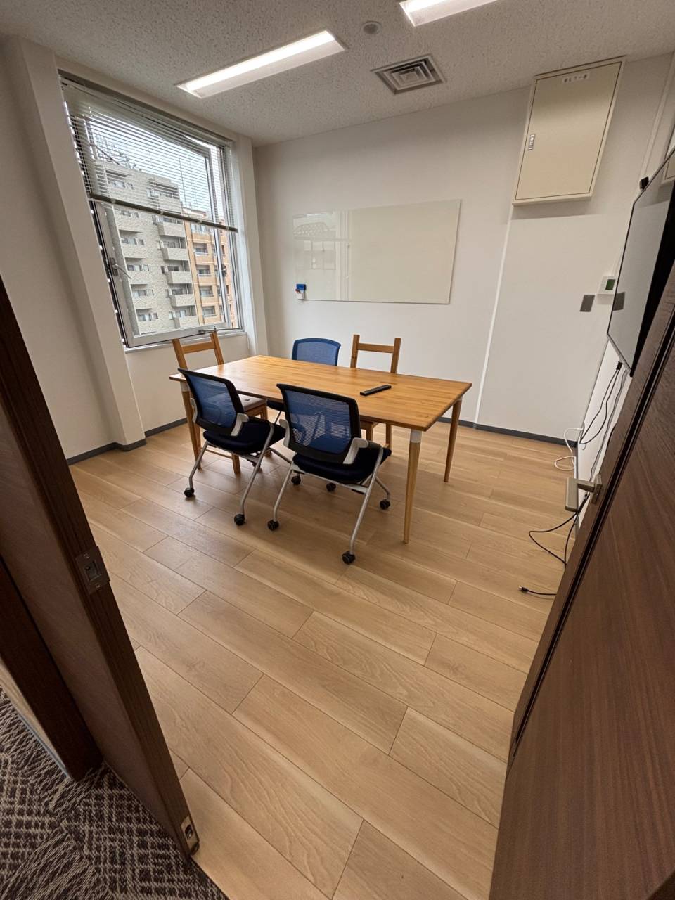 現オフィス会議室　床工事